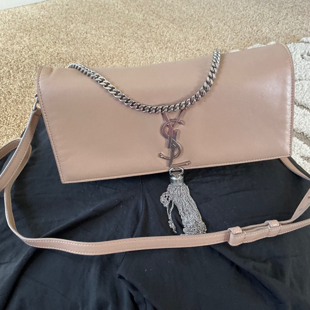 Exquisite Saint Laurent Kate Tassel shoulder bag in beige leather